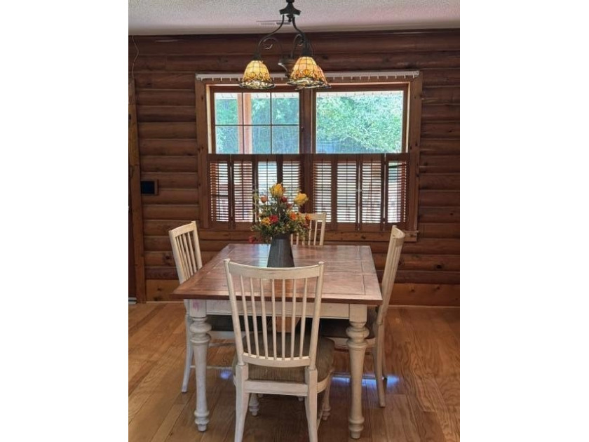 Discover tranquility &amp; charm in this immaculate log cabin - photo 6