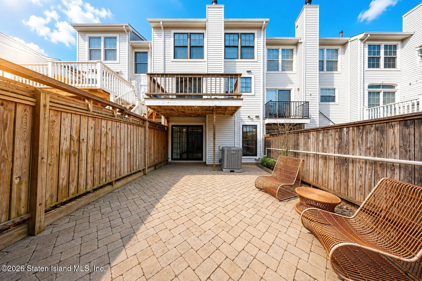 This beautifully renovated 3- level townhouse in New Springville - photo 3