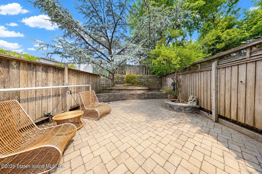 This beautifully renovated 3- level townhouse in New Springville - photo 4