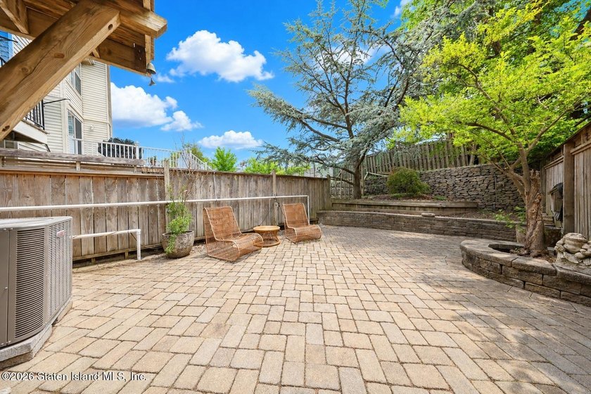 This beautifully renovated 3- level townhouse in New Springville - photo 5
