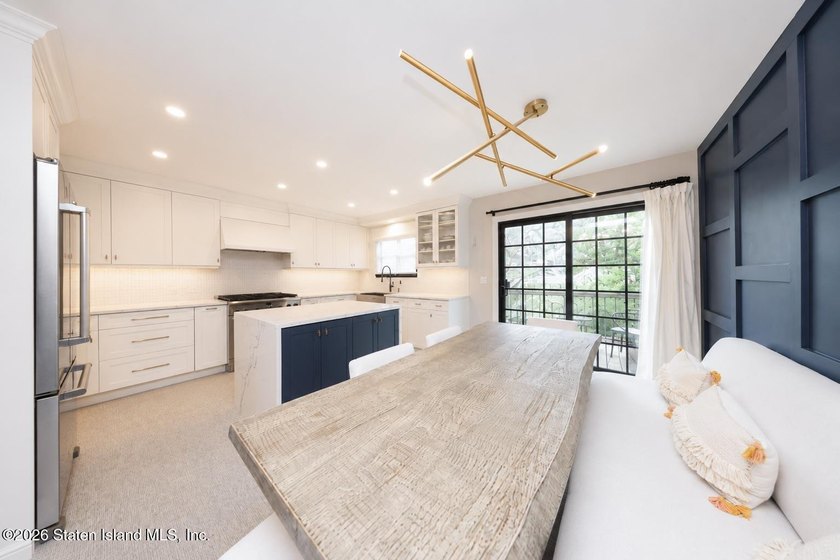 This beautifully renovated 3- level townhouse in New Springville - photo 8