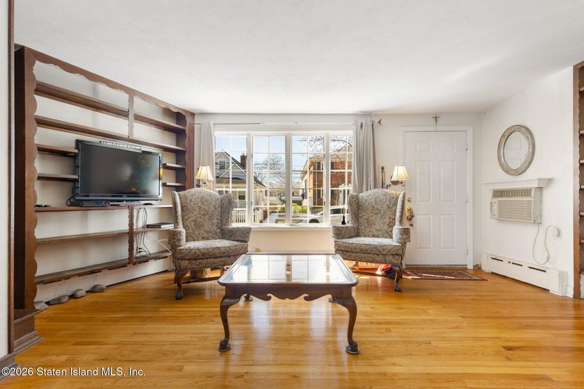 Welcome home to this charming New England style Cape house - photo 4
