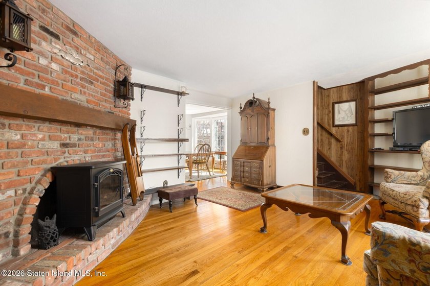 Welcome home to this charming New England style Cape house - photo 5