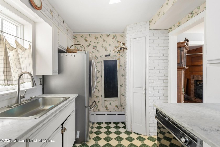 Welcome home to this charming New England style Cape house - photo 10