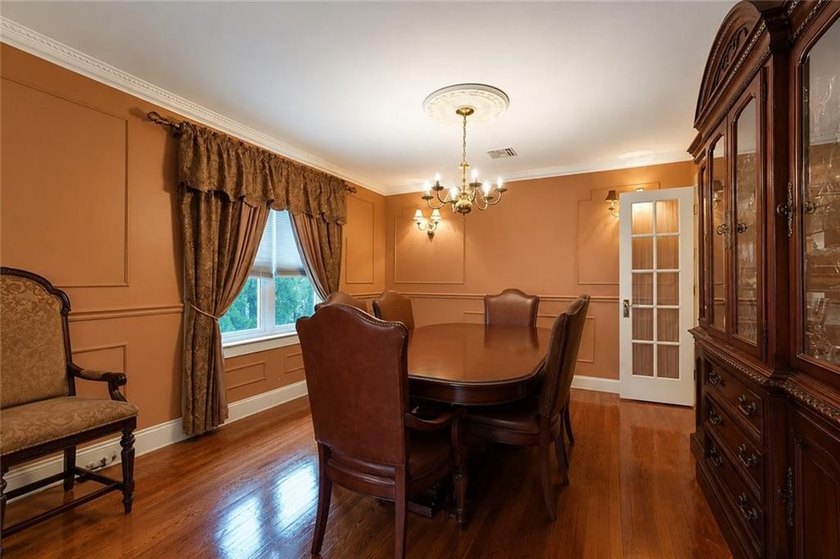 Tottenville-Fully detached two family home, 7 room duplex over a - photo 5