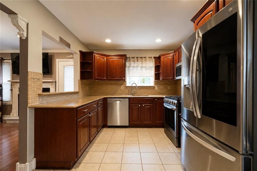 Tottenville-Fully detached two family home, 7 room duplex over a - photo 10