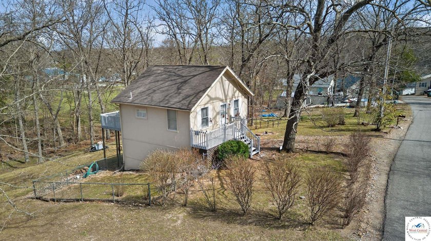 Lake of the Ozarks retreat located in the desirable Keithley's - photo 5