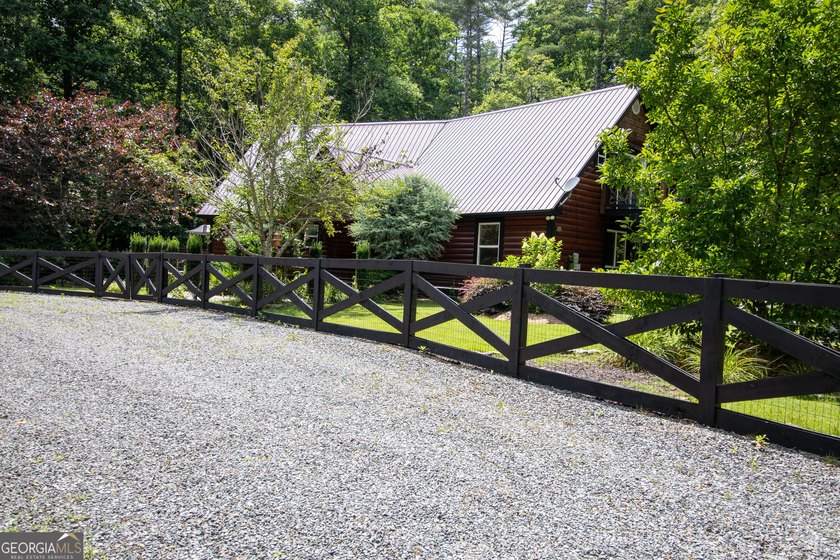 Welcome to a truly extraordinary mountain retreat that offers - photo 2
