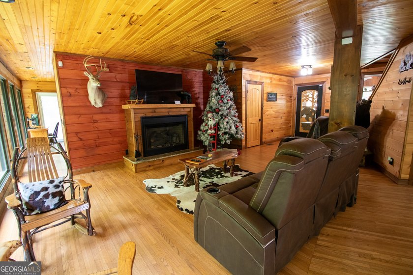 Welcome to a truly extraordinary mountain retreat that offers - photo 9