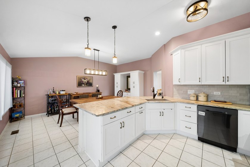 UPDATED 2155SF 3 BEDROOM, 3 BATH RANCH. ADDITIONAL LIVING SPACE - photo 10