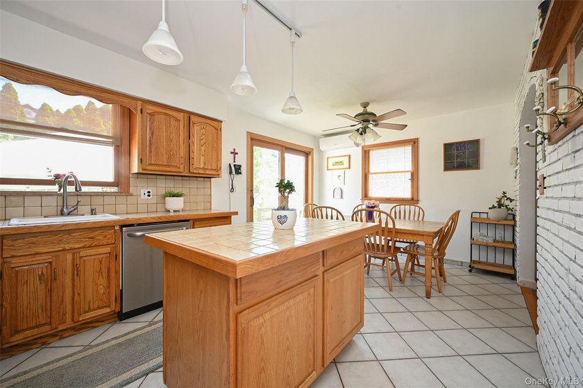 Beautifully maintained detached Colonial in sought-after Bayside - photo 4