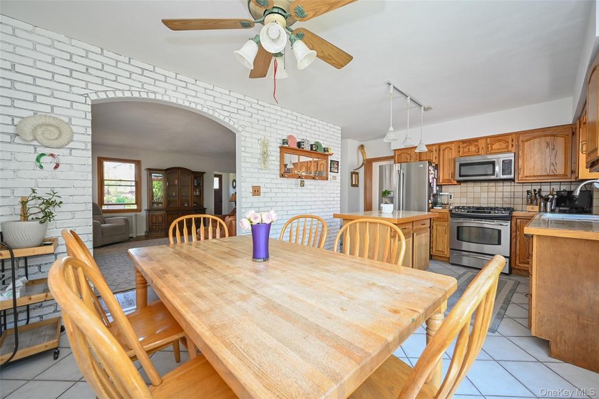 Beautifully maintained detached Colonial in sought-after Bayside - photo 5