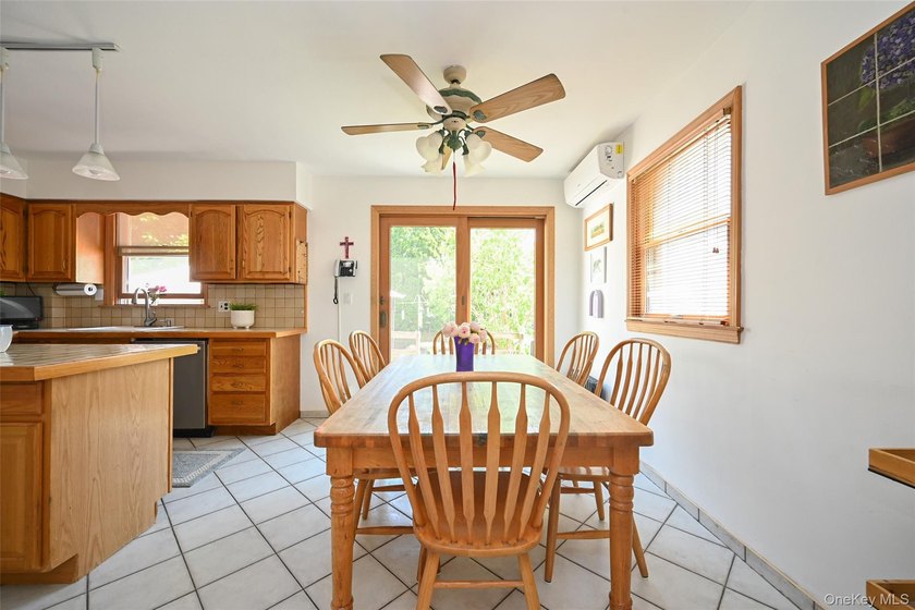 Beautifully maintained detached Colonial in sought-after Bayside - photo 6