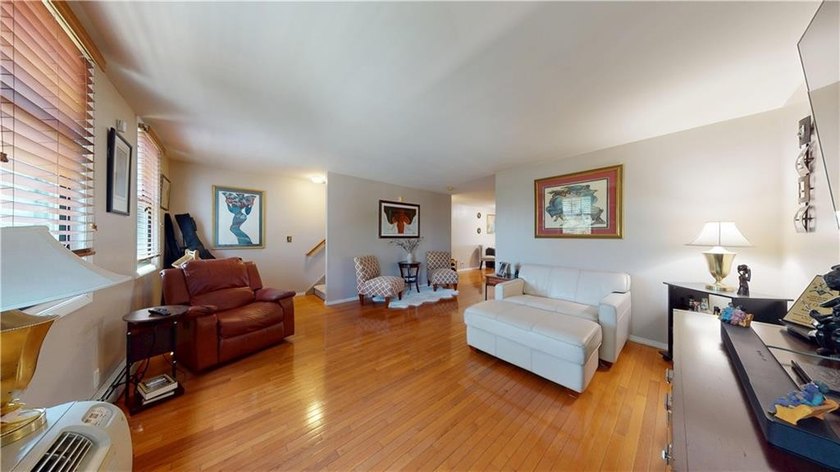 Well-kept two-family home in Spring Creek/East New York - photo 3