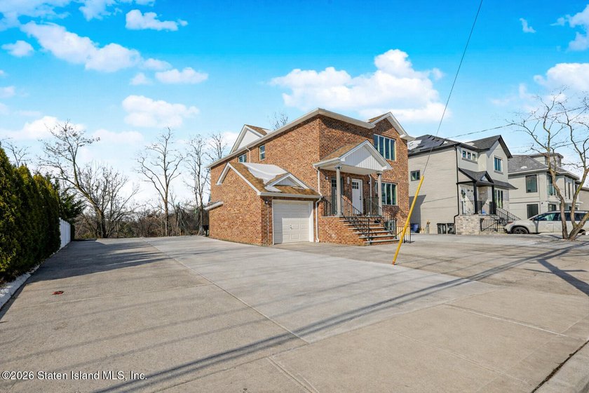 Huge TWO Family 6/6 detached in tranquil location on over 7000 - photo 3