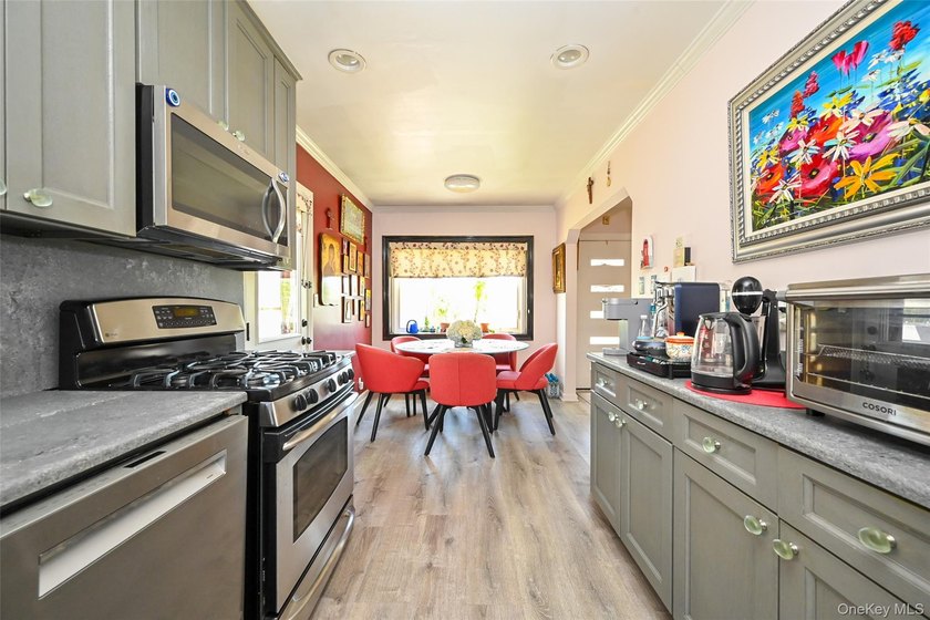 Just listed! This lovingly cared-for, well-maintained detached - photo 4