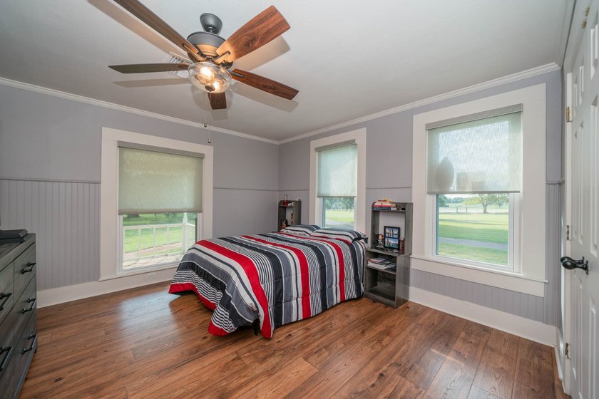 Just minutes from Lake Jacksonville, this beautifully renovated - photo 26