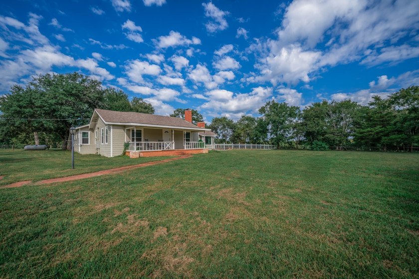 Just minutes from Lake Jacksonville, this beautifully renovated - photo 29