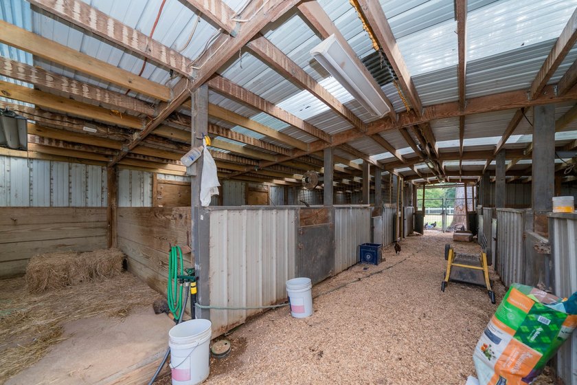 Just minutes from Lake Jacksonville, this beautifully renovated - photo 36