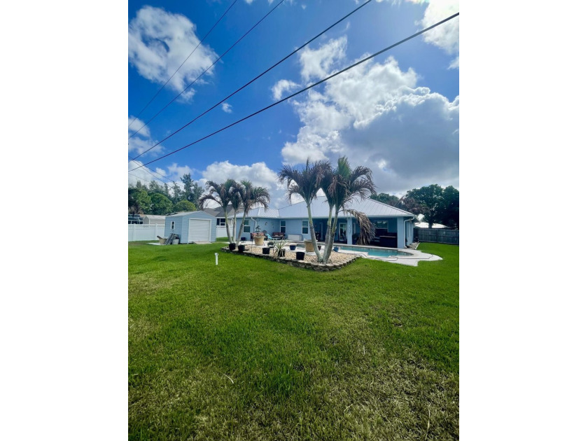 Shows like a model. Absolutely immaculate custom home with large - photo 7