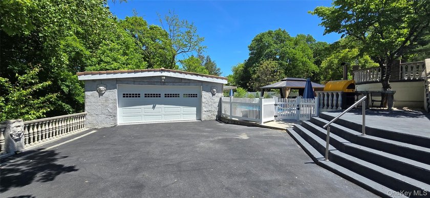 Single family home with five bedrooms, four bathrooms living - photo 6