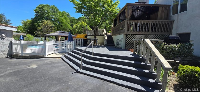 Single family home with five bedrooms, four bathrooms living - photo 7