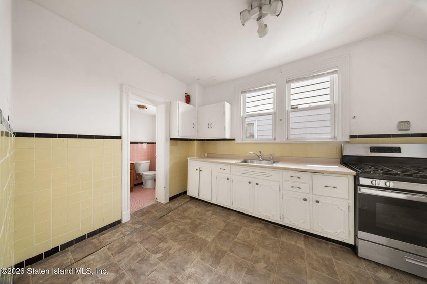 Charming legal two family home in Staten Island's Arrochar and - photo 8