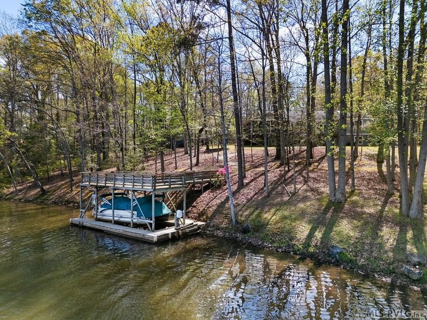 Imagine this: your family compound on three Lake Gaston - photo 17