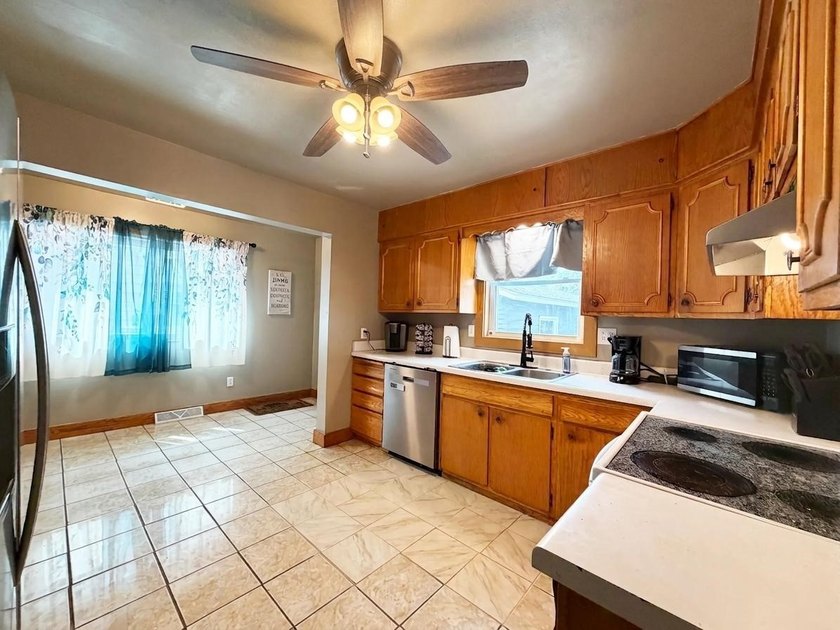 Welcome home to this charming 3-bedroom, 1.5-bath property - photo 4