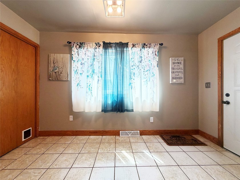 Welcome home to this charming 3-bedroom, 1.5-bath property - photo 6