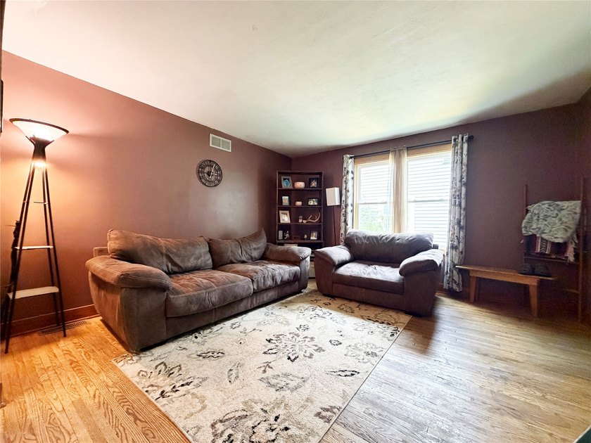 Welcome home to this charming 3-bedroom, 1.5-bath property - photo 9