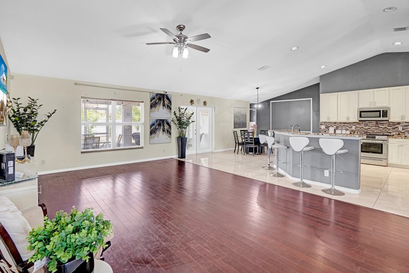 All the room you will ever need ! This immaculate CONCRETE BLOCK - photo 16