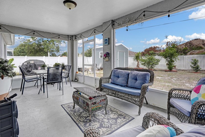 All the room you will ever need ! This immaculate CONCRETE BLOCK - photo 17