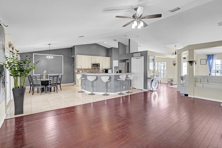 All the room you will ever need ! This immaculate CONCRETE BLOCK - photo 19