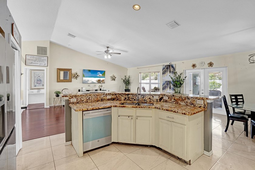 All the room you will ever need ! This immaculate CONCRETE BLOCK - photo 20