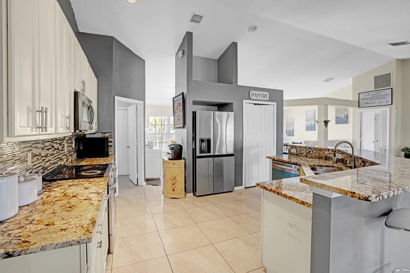 All the room you will ever need ! This immaculate CONCRETE BLOCK - photo 21
