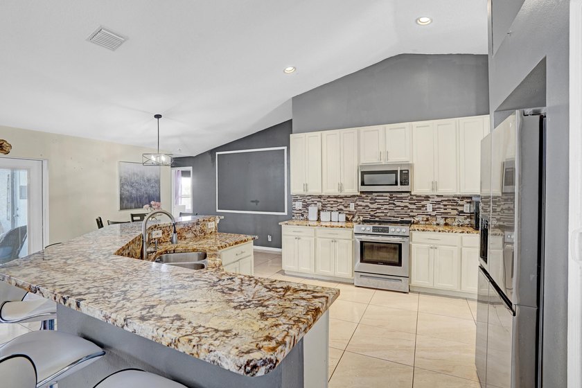 All the room you will ever need ! This immaculate CONCRETE BLOCK - photo 22