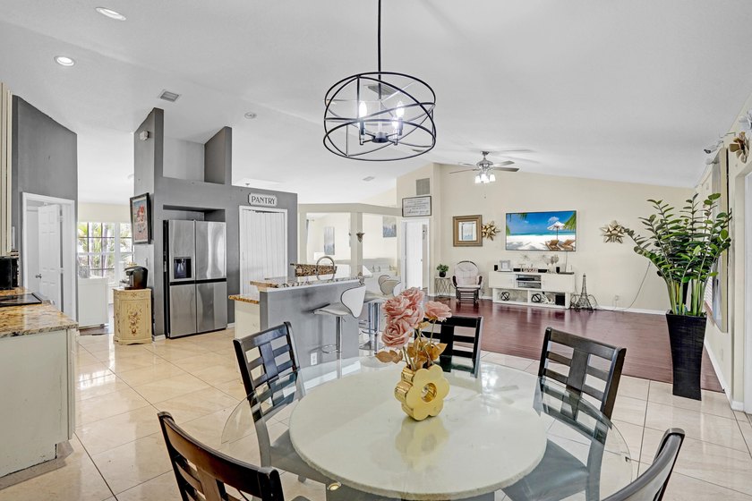 All the room you will ever need ! This immaculate CONCRETE BLOCK - photo 23