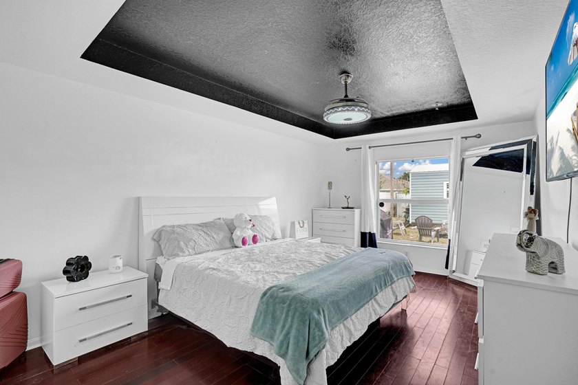 All the room you will ever need ! This immaculate CONCRETE BLOCK - photo 27