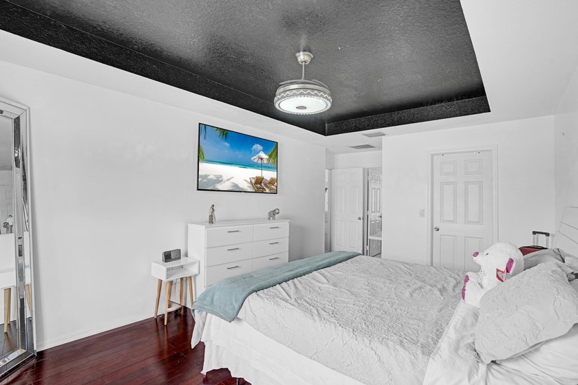 All the room you will ever need ! This immaculate CONCRETE BLOCK - photo 29