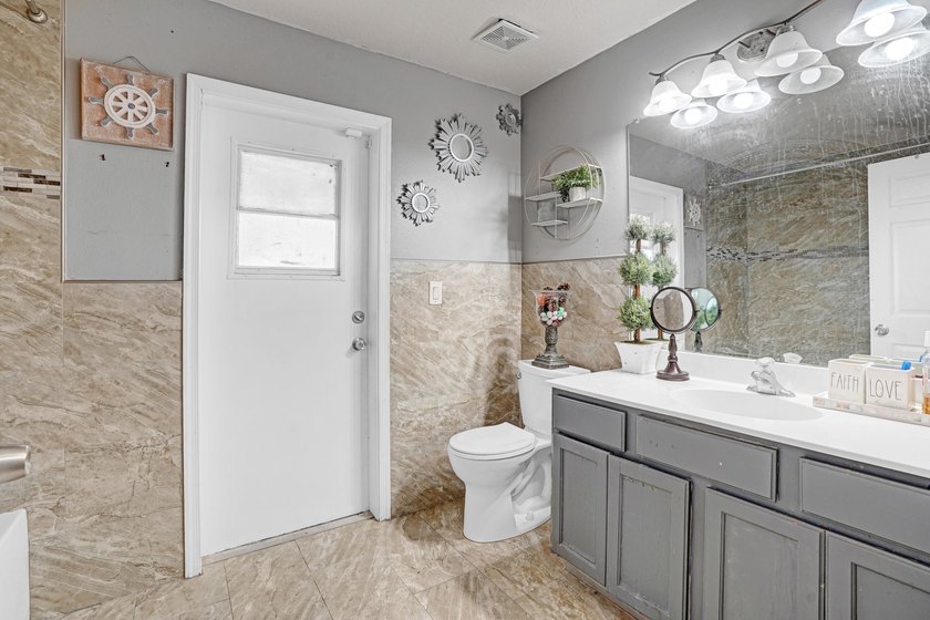 All the room you will ever need ! This immaculate CONCRETE BLOCK - photo 32