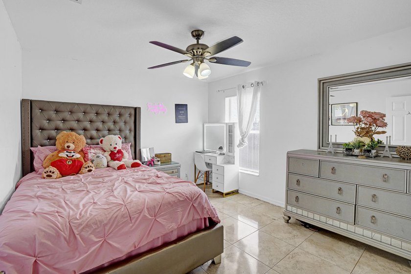All the room you will ever need ! This immaculate CONCRETE BLOCK - photo 34