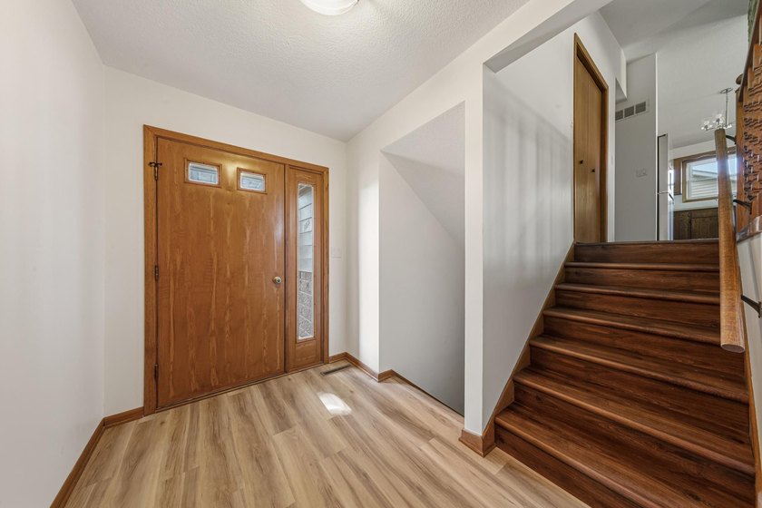 Looking for a move in ready home? This updated split level is - photo 6