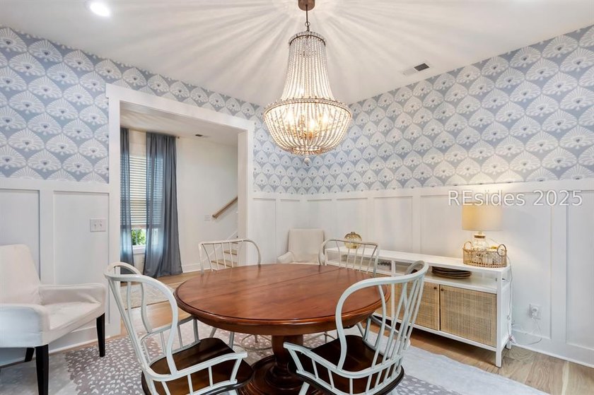 Welcome to this stunning custom-built home in Hampton Lake - photo 8