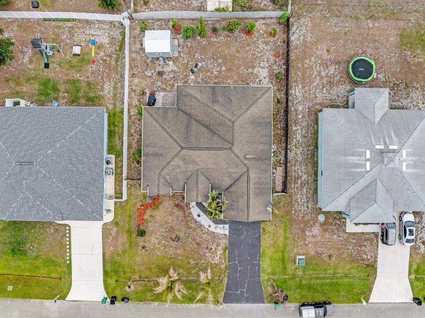 All the room you will ever need ! This immaculate CONCRETE BLOCK - photo 39