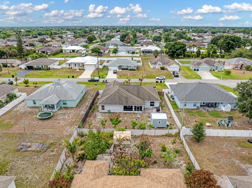 All the room you will ever need ! This immaculate CONCRETE BLOCK - photo 41