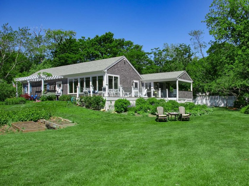 Downtown Vineyard Haven with Harbor Views. Positioned between - photo 3