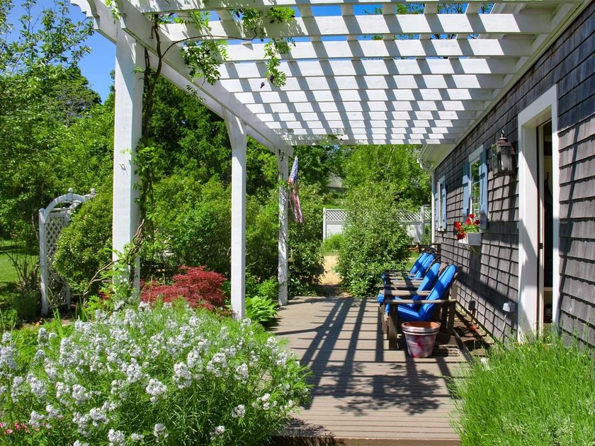 Downtown Vineyard Haven with Harbor Views. Positioned between - photo 4