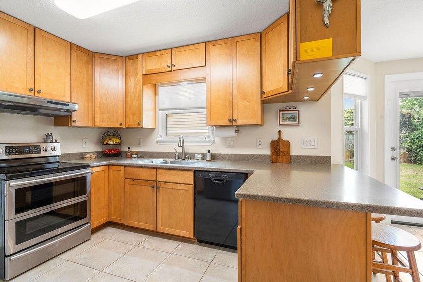 Remarks: Meticulously maintained home with original owners! This - photo 5
