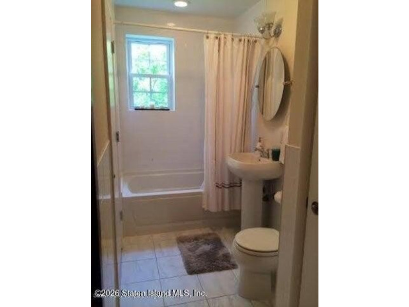 Convenient location. Lovely Condo with a nice layout! Over 1100 - photo 9